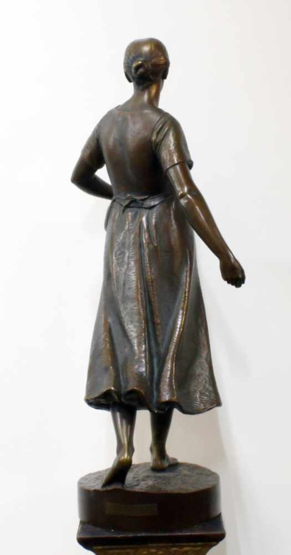 Große Bronzeskulptur - "Säende Bäuerin" - Adolf Müller - Crefeld (1863-1934) Junges Mädchen mit - Bild 4 aus 7