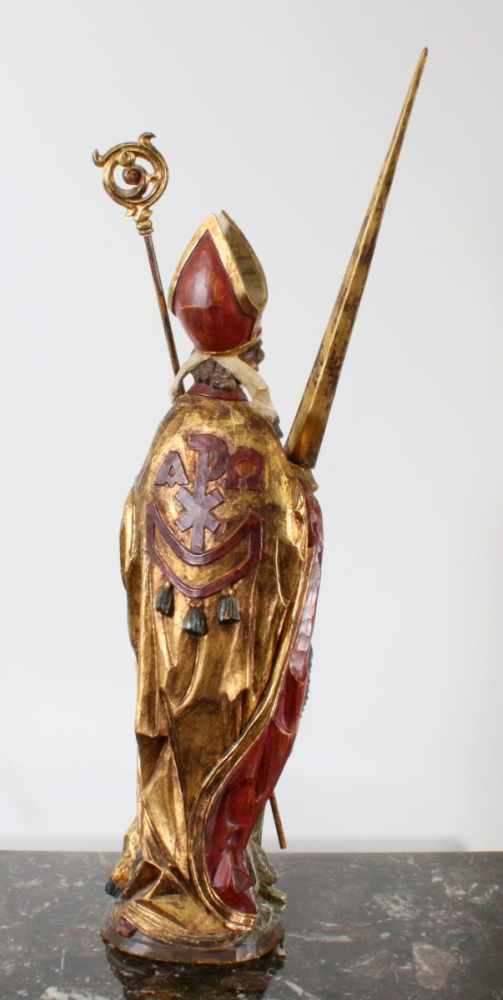Große Holzfigur - Heiliger Kilian Figur polychrom - und goldstaffiert, in der linken Hand - Image 3 of 4