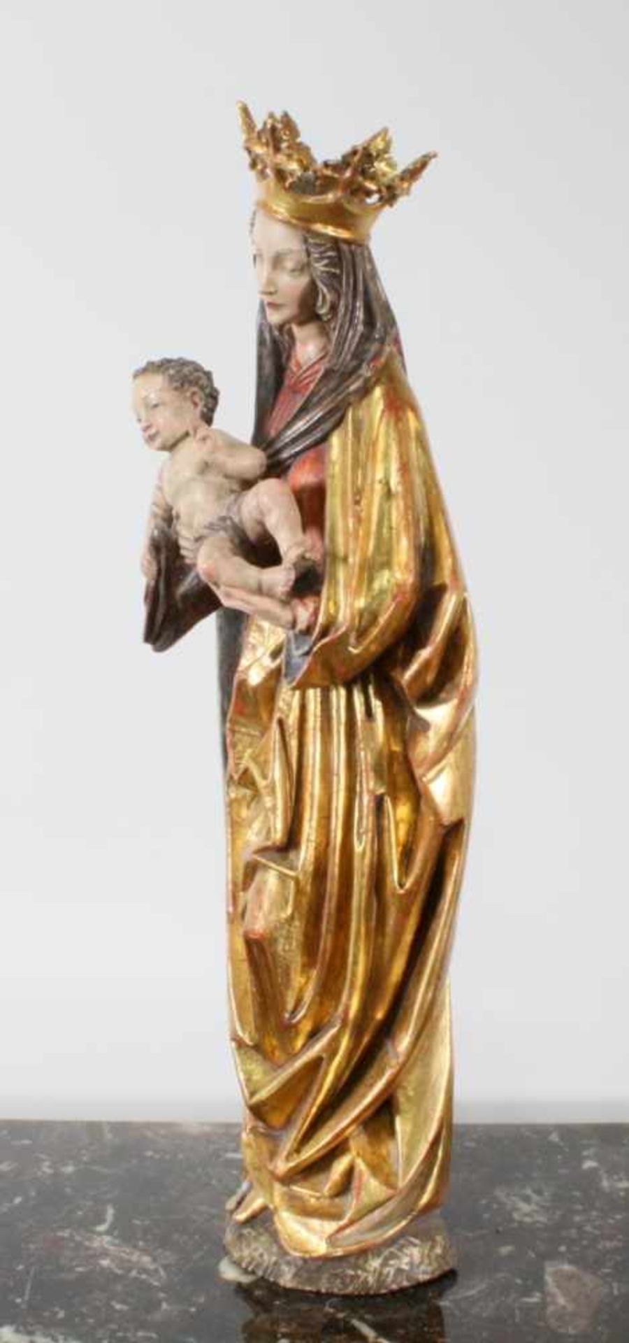Große Holzfigur - Madonna mit Kind Polychrom - und goldstaffiert, Maria mit fein geschnitzter Krone, - Bild 2 aus 4
