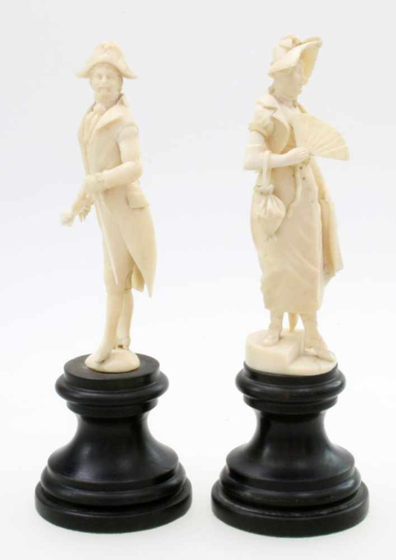 Kavalier und Dame - Elfenbein - Deutschland um 1850 Dame: in der rechten Hand Fächer, in der - Bild 2 aus 4