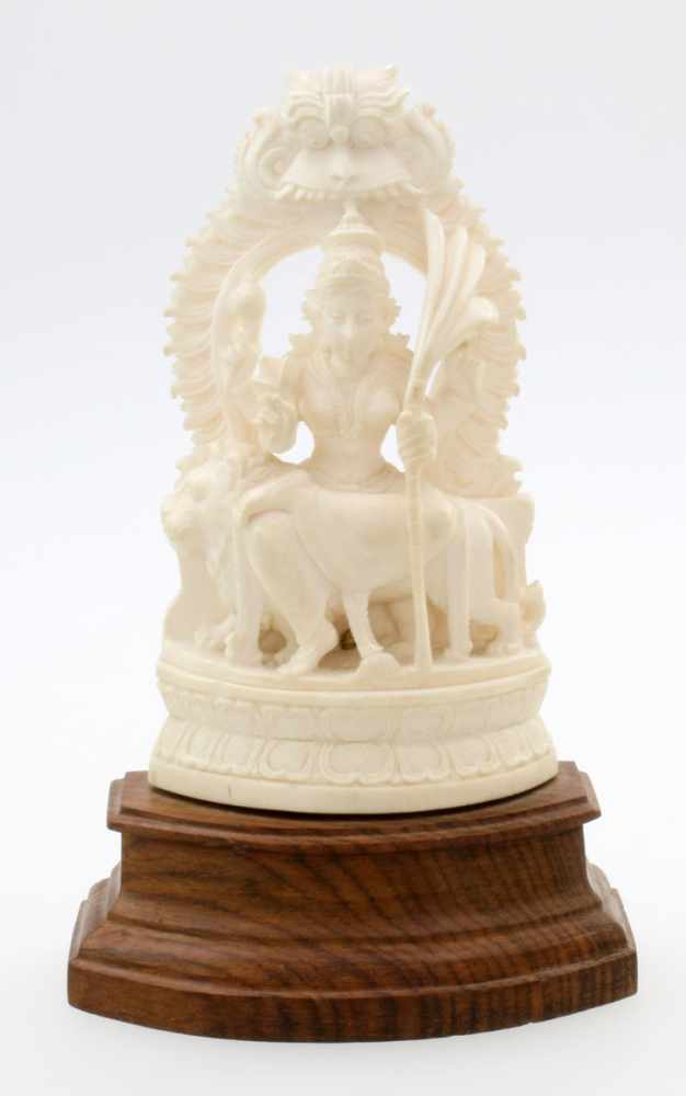 Hindu Göttin Durga - Elfenbein - Indien um 1900 Göttin auf Löwen sitzend, vierarmige Darstellung von