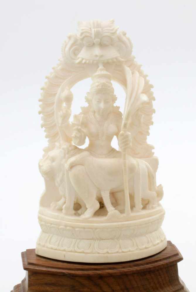 Hindu Göttin Durga - Elfenbein - Indien um 1900 Göttin auf Löwen sitzend, vierarmige Darstellung von - Image 4 of 4
