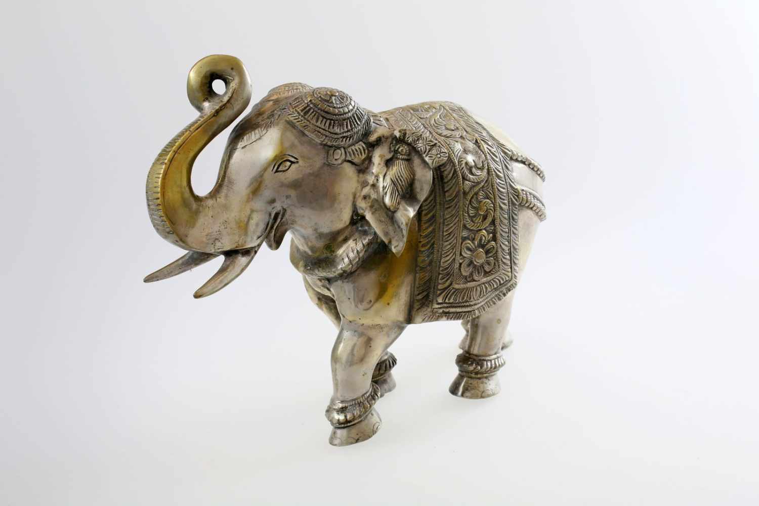 Elefant - Indien Festlich geschmückter Elefant, Rüssel erhoben, schreitend, halbplastisch - Image 2 of 5