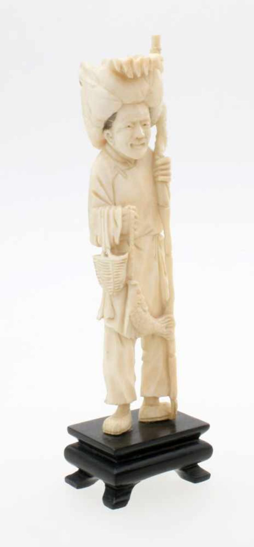 Angler - Elfenbein - China um 1900 Stehende Figur, in der linken Hand Angel, in der rechten Karpfen, - Bild 2 aus 5