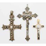 2 Kruzifixe, 1 Kreuz - Ende 19. Jahrhundert / 20. Jahrhundert Kleeblattkreuz: Messing versilbert.