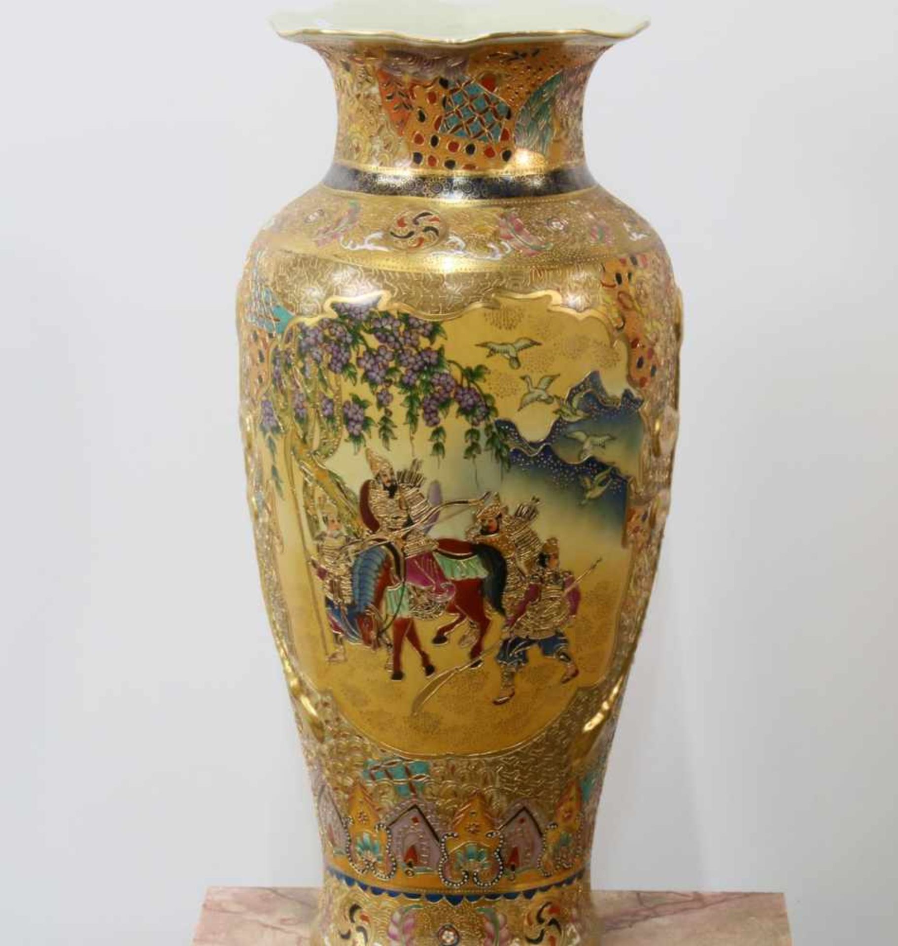 Satsuma Vase China Bauchige Form, beidseitig Gemäldekartuschen mit Figurenstaffagen in asiatischer - Bild 3 aus 4