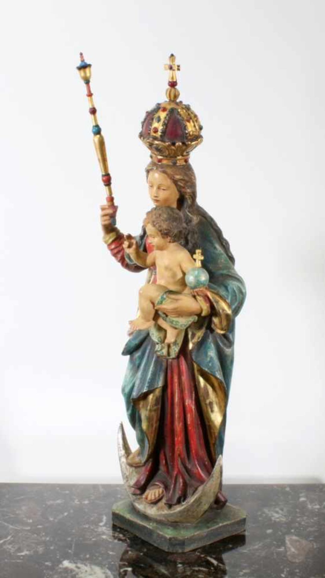 Große Holzfigur - Mondsichelmadonna mit Kind Polychrom - und goldstaffiert, Maria mit Zepter und - Bild 2 aus 4