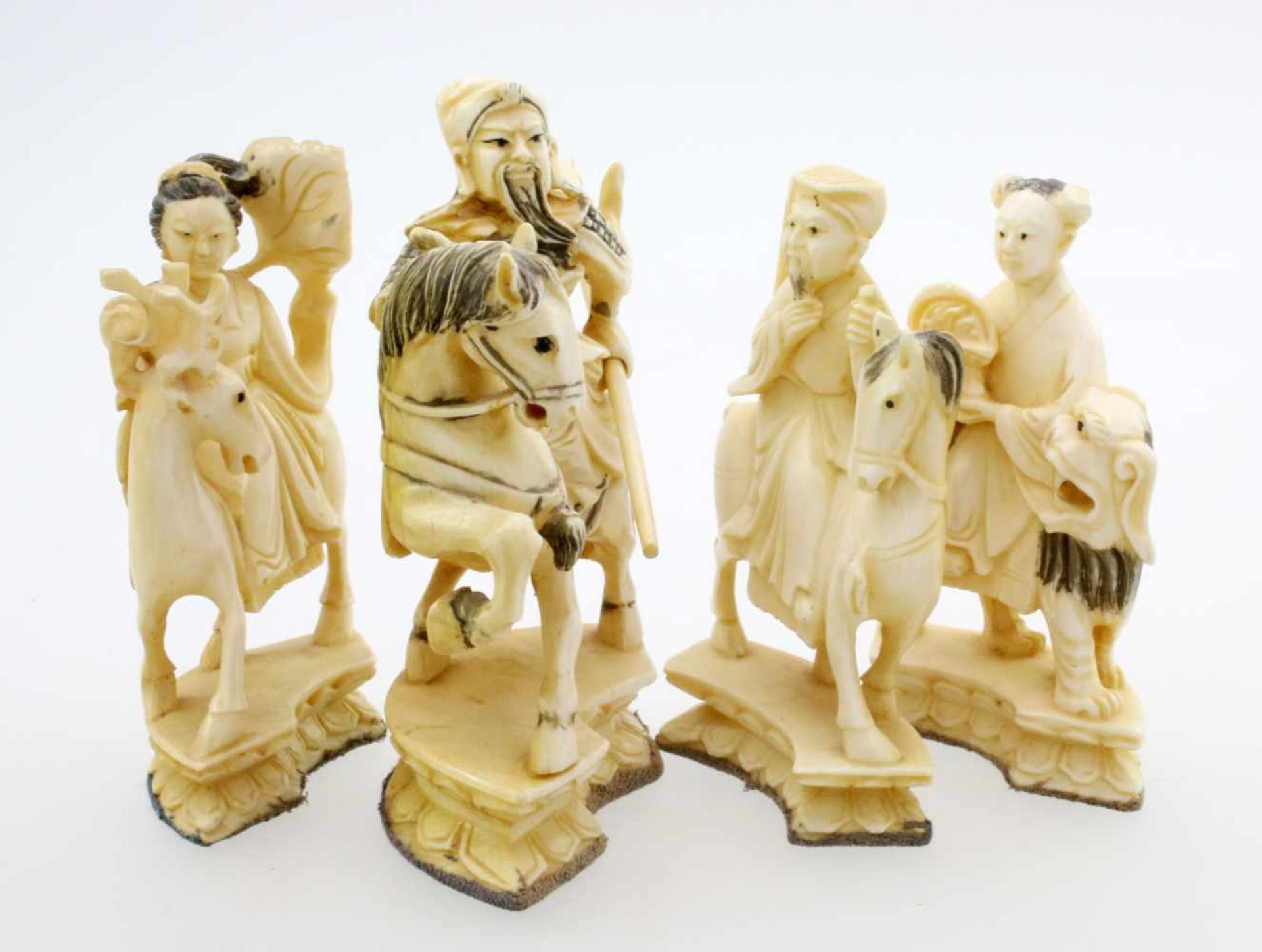 4 mythologische Figuren - Elfenbein - China - 19. Jahrhundert Figur 1: Frau auf Löwen reitend, - Bild 3 aus 3