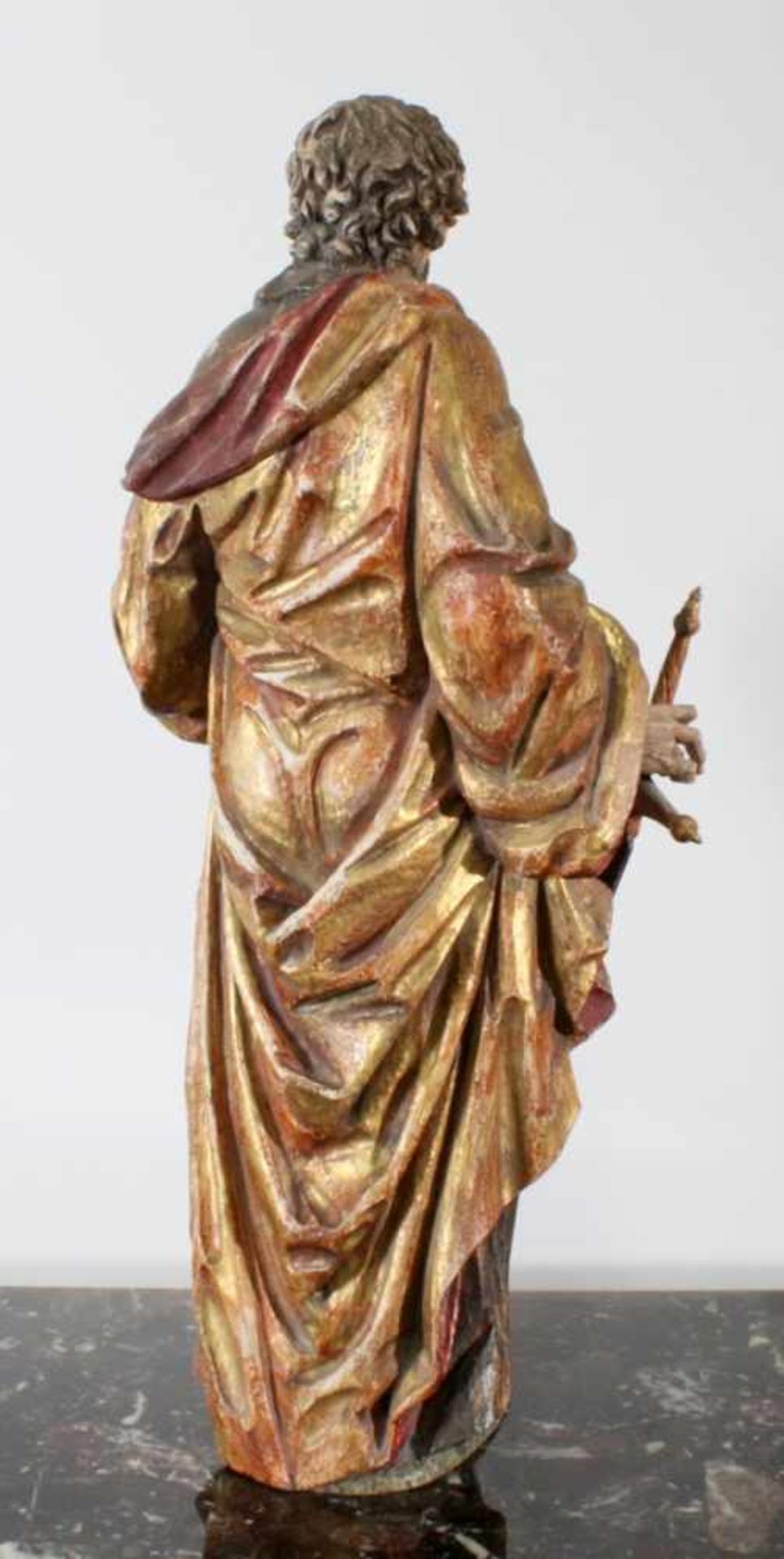 Große Holzfigur - Apostel Paulus Polychrom - und goldstaffiert, antiquisiert, in der linken Hand - Bild 3 aus 4