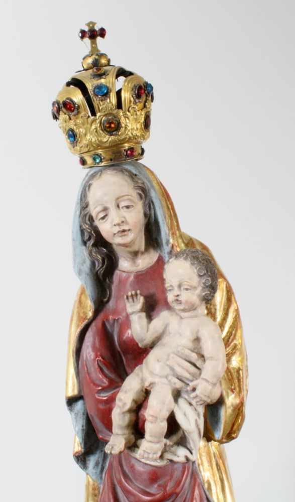 Große Holzfigur - Madonna mit Kind Polychrom - und goldstaffiert, Madonna trägt vergoldete - Image 4 of 4