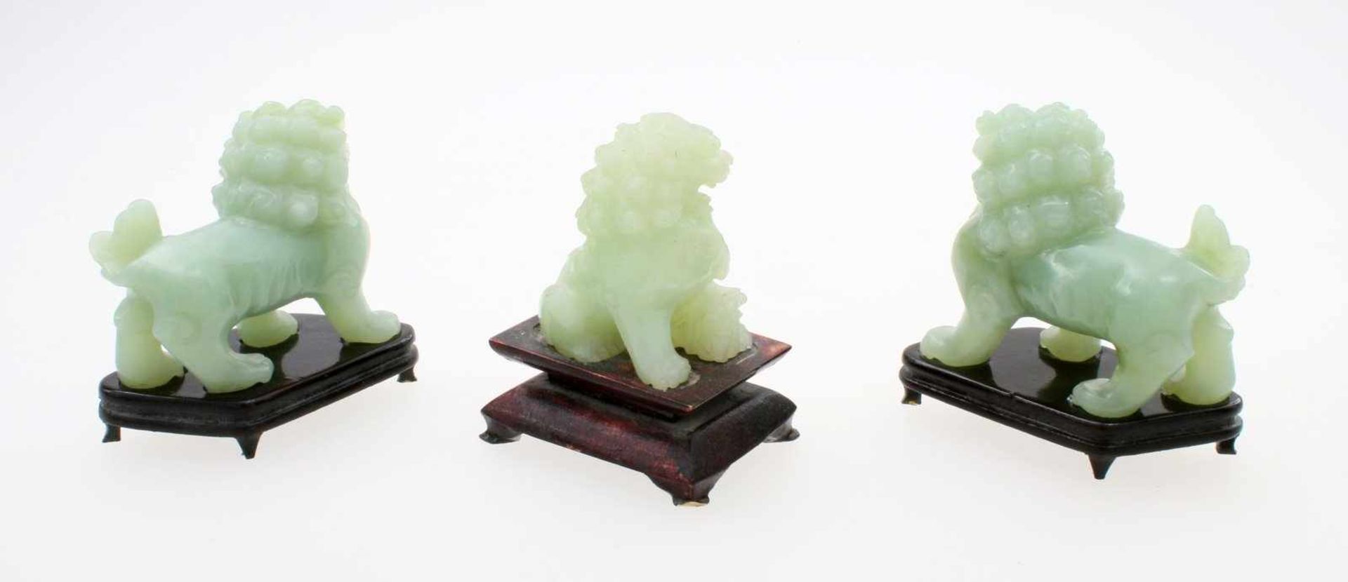 3 chinesische Tempelwächter - Fo - Hunde - Jade Feine Jadeschnitzerei, eine Figur sitzend, die - Bild 2 aus 3
