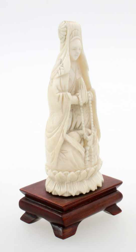 Betende asiatische Figur - Elfenbein - Tibet um 1930 Priesterfigur mit Gebetskette im wallenden - Image 2 of 4