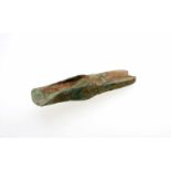 Bronzezeitliches Lappenbeil Mitteleuropa 12.-10. Jh. v. Ch. Massiver Bronzeguss, gewölbte