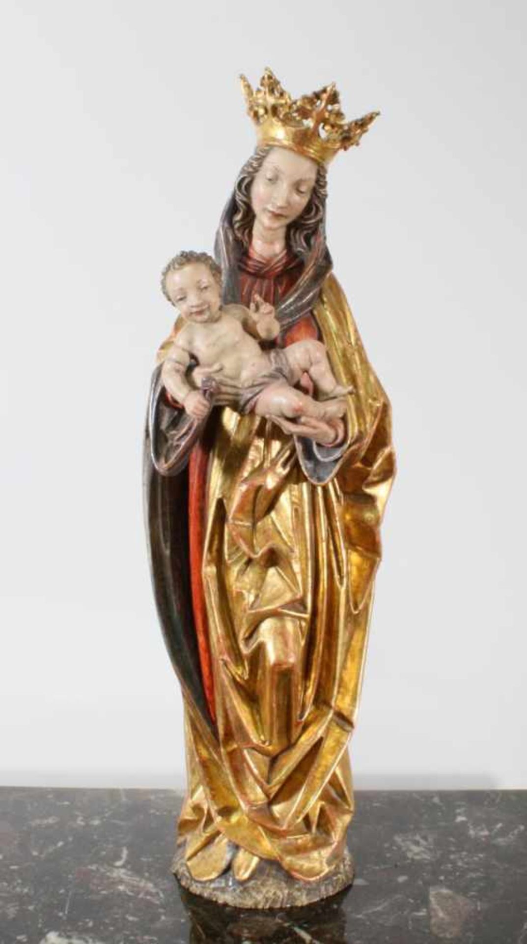 Große Holzfigur - Madonna mit Kind Polychrom - und goldstaffiert, Maria mit fein geschnitzter Krone,