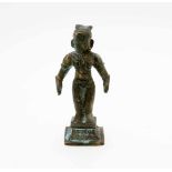 Indien - Bronzestatuette Südindien, Cochin. Bronzevollguss, Gottheit auf gestuftem, reliefierten