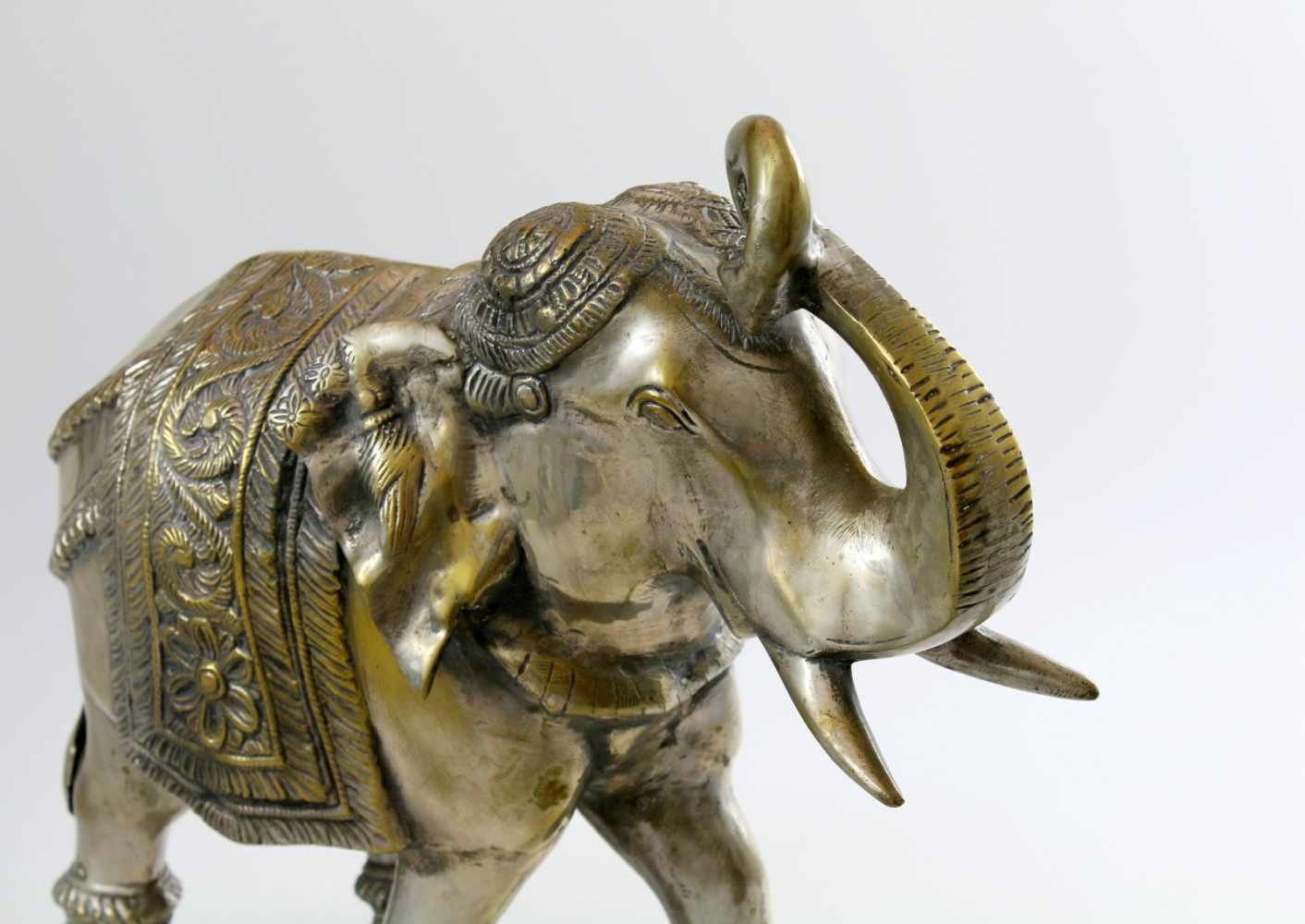 Elefant - Indien Festlich geschmückter Elefant, Rüssel erhoben, schreitend, halbplastisch - Image 4 of 5
