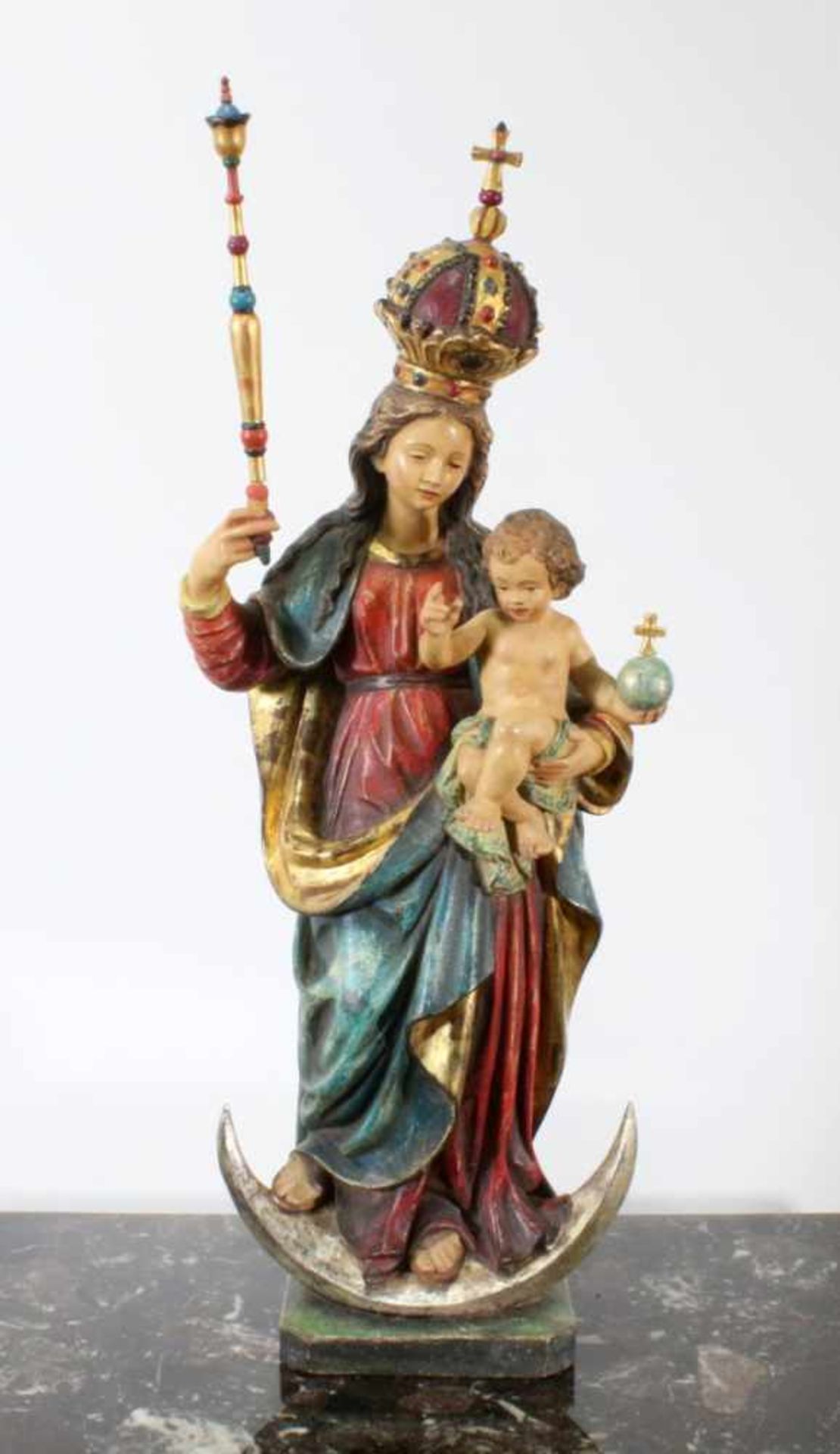 Große Holzfigur - Mondsichelmadonna mit Kind Polychrom - und goldstaffiert, Maria mit Zepter und