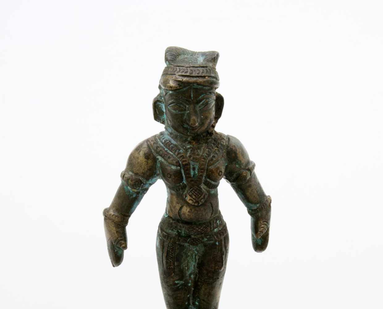 Indien - Bronzestatuette Südindien, Cochin. Bronzevollguss, Gottheit auf gestuftem, reliefierten - Image 5 of 5