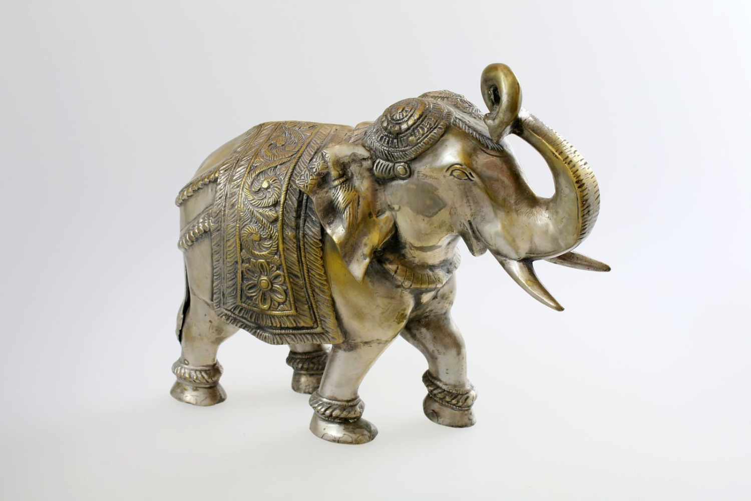 Elefant - Indien Festlich geschmückter Elefant, Rüssel erhoben, schreitend, halbplastisch