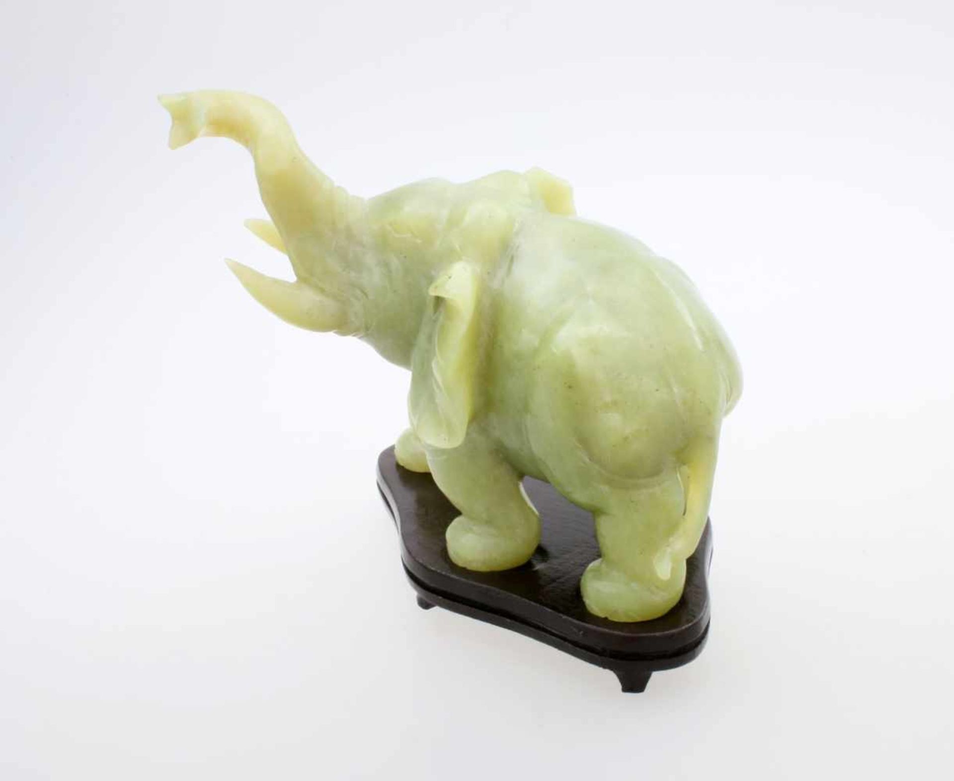 Jade Elefant auf Sockel Vollplastische Schnitzerei in grüner Jade, auf Holzsockel. Maße: 18 x 14 x - Bild 4 aus 4