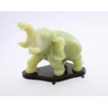 Jade Elefant auf Sockel Vollplastische Schnitzerei in grüner Jade, auf Holzsockel. Maße: 18 x 14 x