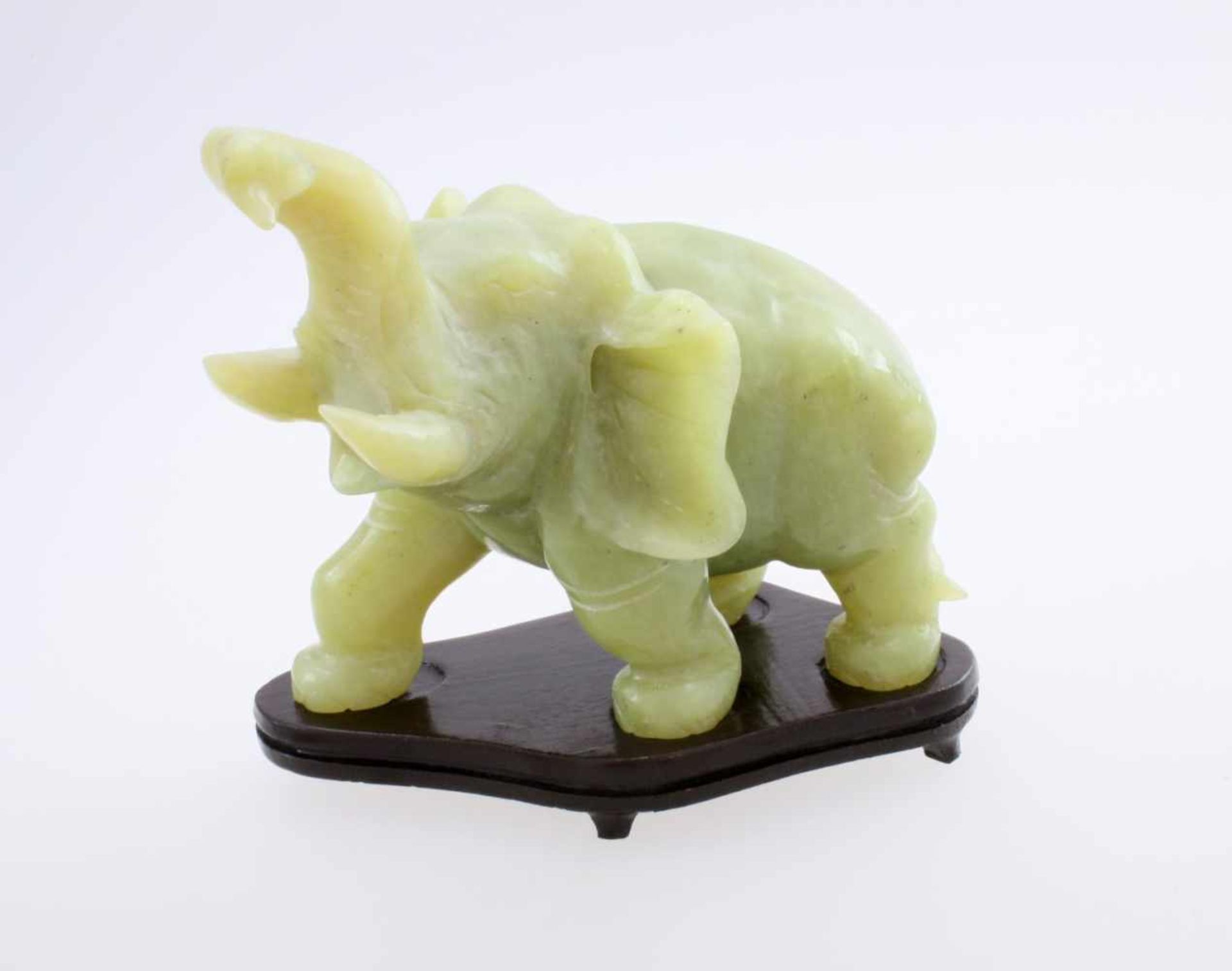 Jade Elefant auf Sockel Vollplastische Schnitzerei in grüner Jade, auf Holzsockel. Maße: 18 x 14 x