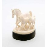 3 Pferde - Elfenbein - Deutschland um 1900 Feine Miniaturschnitzerei, wohl Erbach, Stute mit zwei