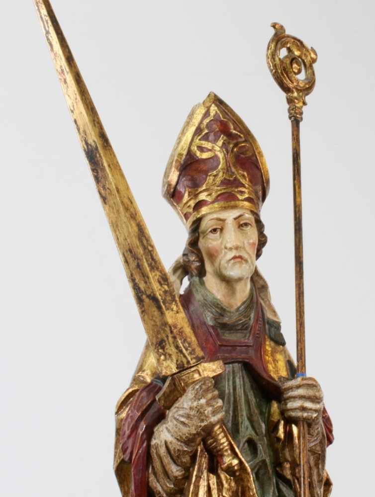 Große Holzfigur - Heiliger Kilian Figur polychrom - und goldstaffiert, in der linken Hand - Image 4 of 4