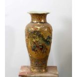Satsuma Vase China Bauchige Form, beidseitig Gemäldekartuschen mit Figurenstaffagen in asiatischer
