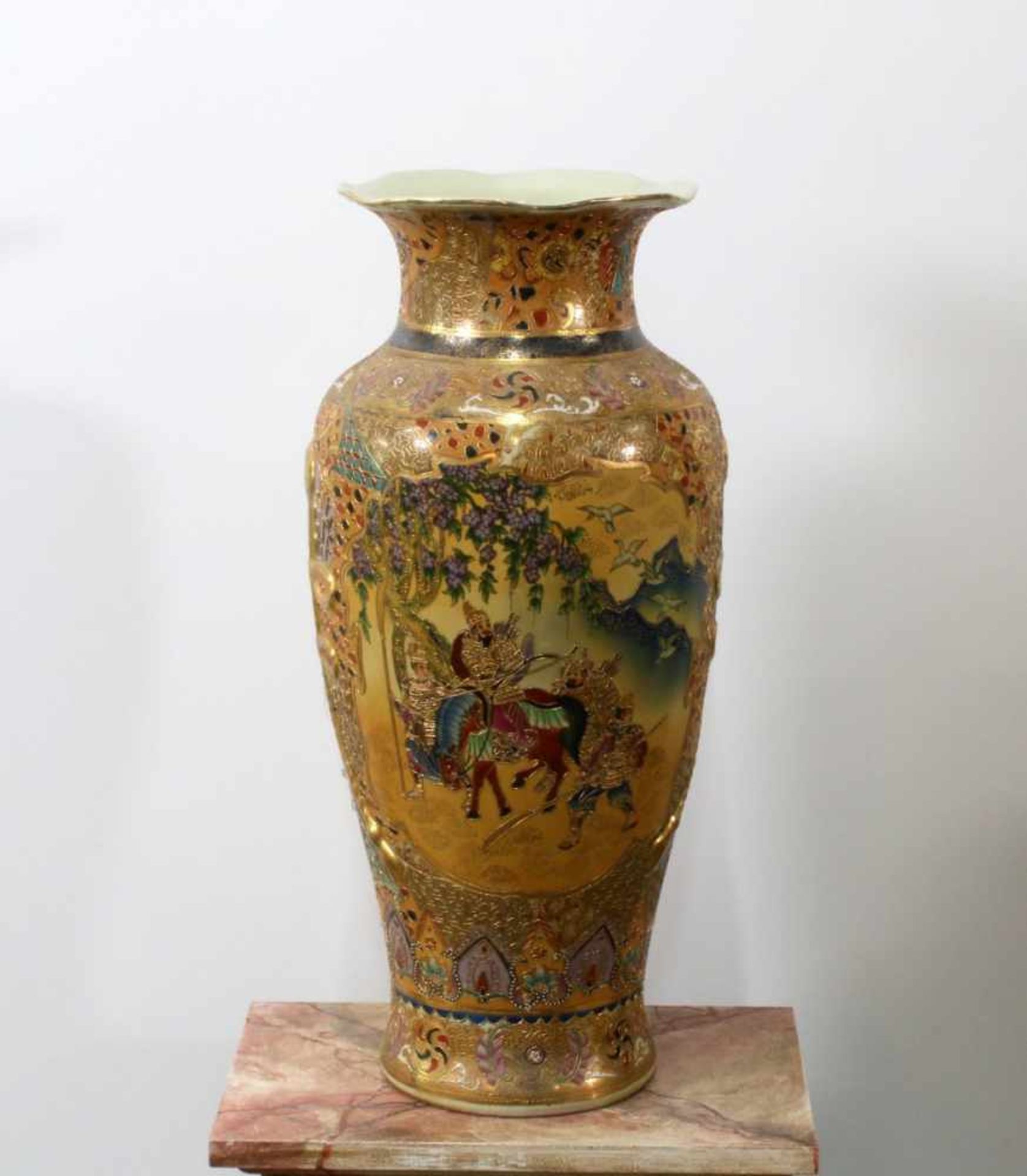 Satsuma Vase China Bauchige Form, beidseitig Gemäldekartuschen mit Figurenstaffagen in asiatischer