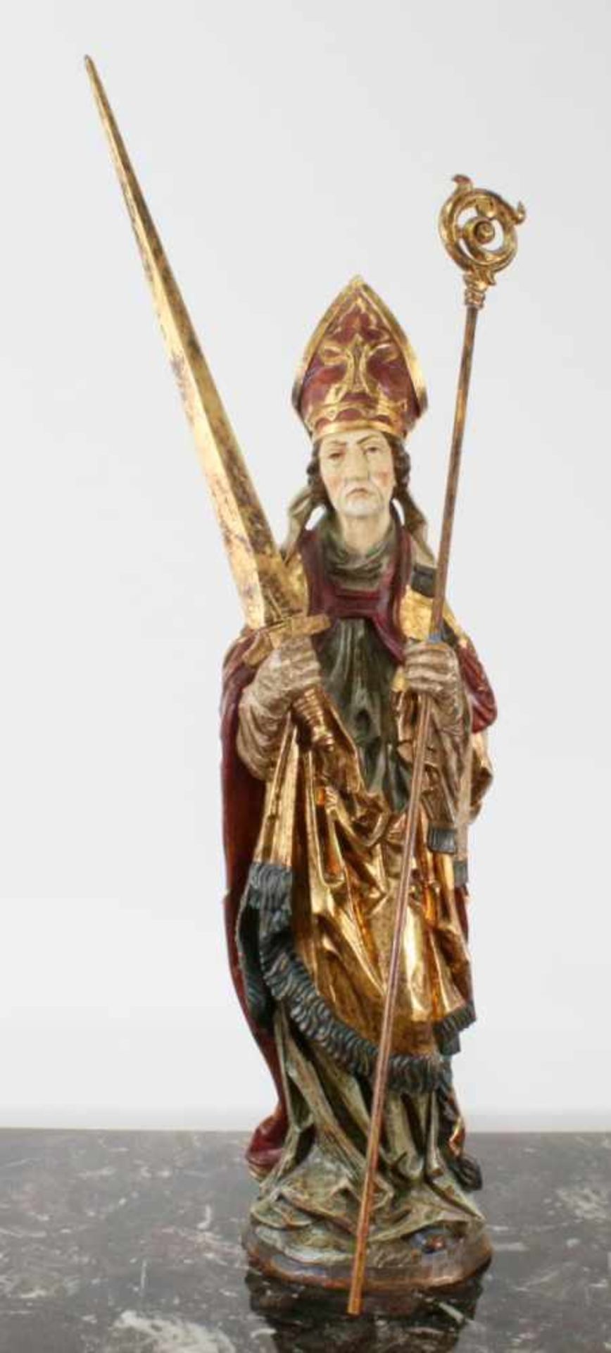 Große Holzfigur - Heiliger Kilian Figur polychrom - und goldstaffiert, in der linken Hand