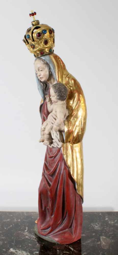 Große Holzfigur - Madonna mit Kind Polychrom - und goldstaffiert, Madonna trägt vergoldete - Image 2 of 4