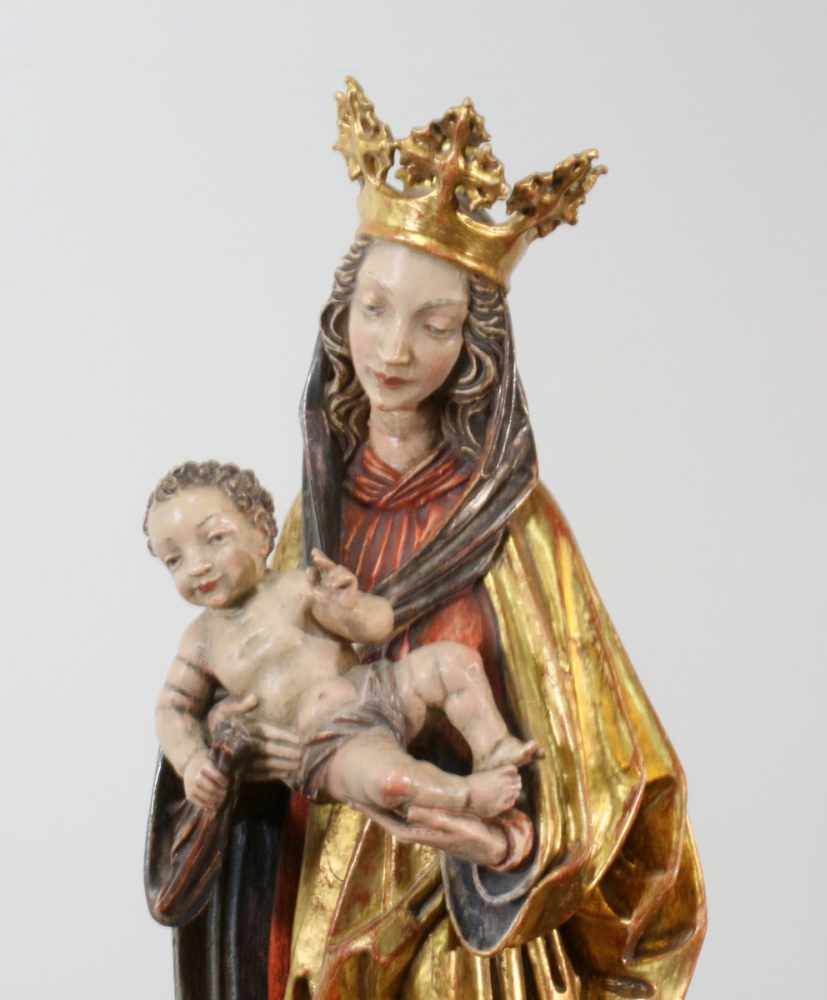 Große Holzfigur - Madonna mit Kind Polychrom - und goldstaffiert, Maria mit fein geschnitzter Krone, - Image 4 of 4
