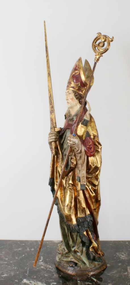 Große Holzfigur - Heiliger Kilian Figur polychrom - und goldstaffiert, in der linken Hand - Image 2 of 4