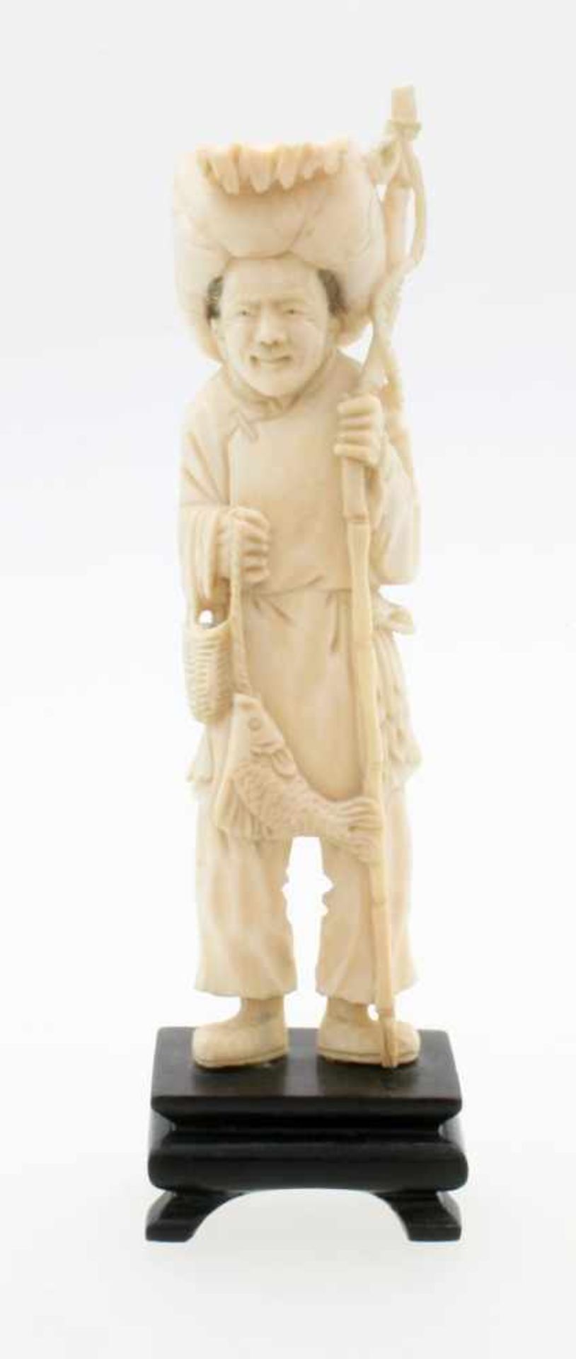 Angler - Elfenbein - China um 1900 Stehende Figur, in der linken Hand Angel, in der rechten Karpfen,