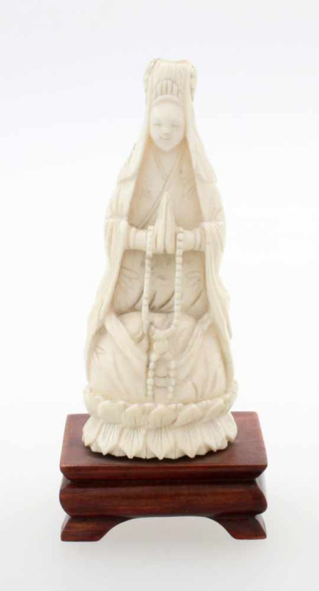 Betende asiatische Figur - Elfenbein - Tibet um 1930 Priesterfigur mit Gebetskette im wallenden