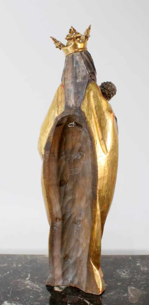 Große Holzfigur - Madonna mit Kind Polychrom - und goldstaffiert, Maria mit fein geschnitzter Krone, - Image 3 of 4