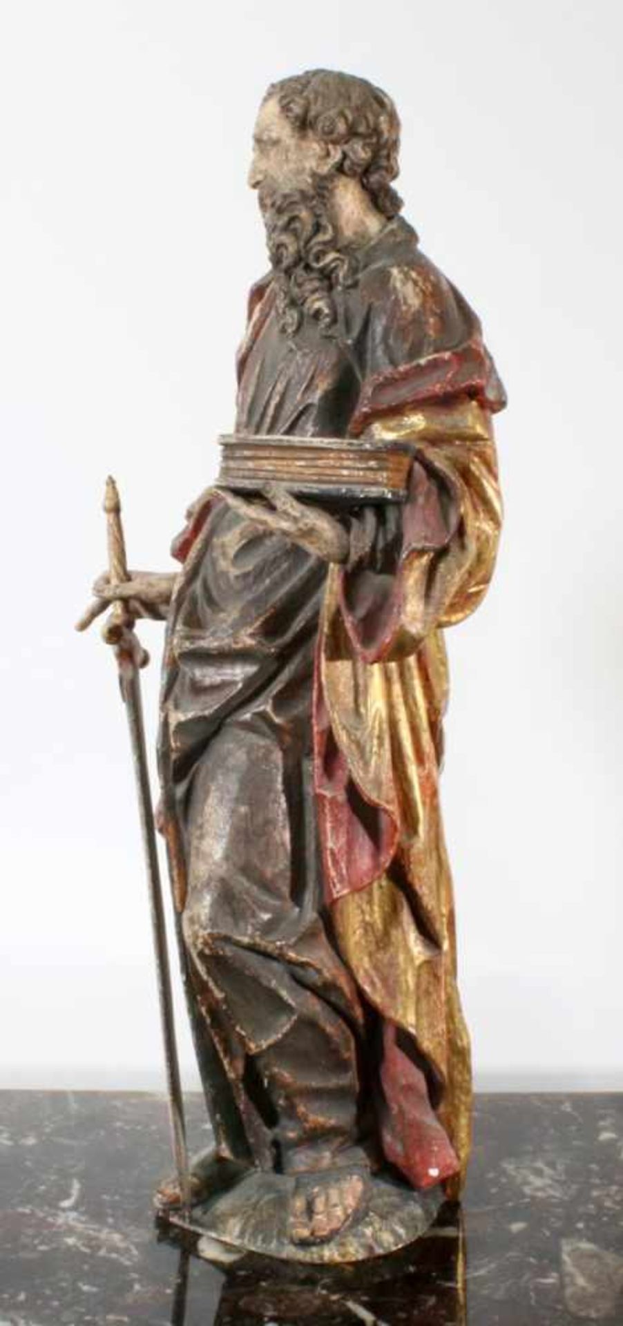 Große Holzfigur - Apostel Paulus Polychrom - und goldstaffiert, antiquisiert, in der linken Hand - Bild 2 aus 4