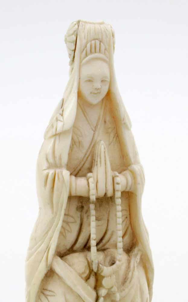 Betende asiatische Figur - Elfenbein - Tibet um 1930 Priesterfigur mit Gebetskette im wallenden - Image 4 of 4