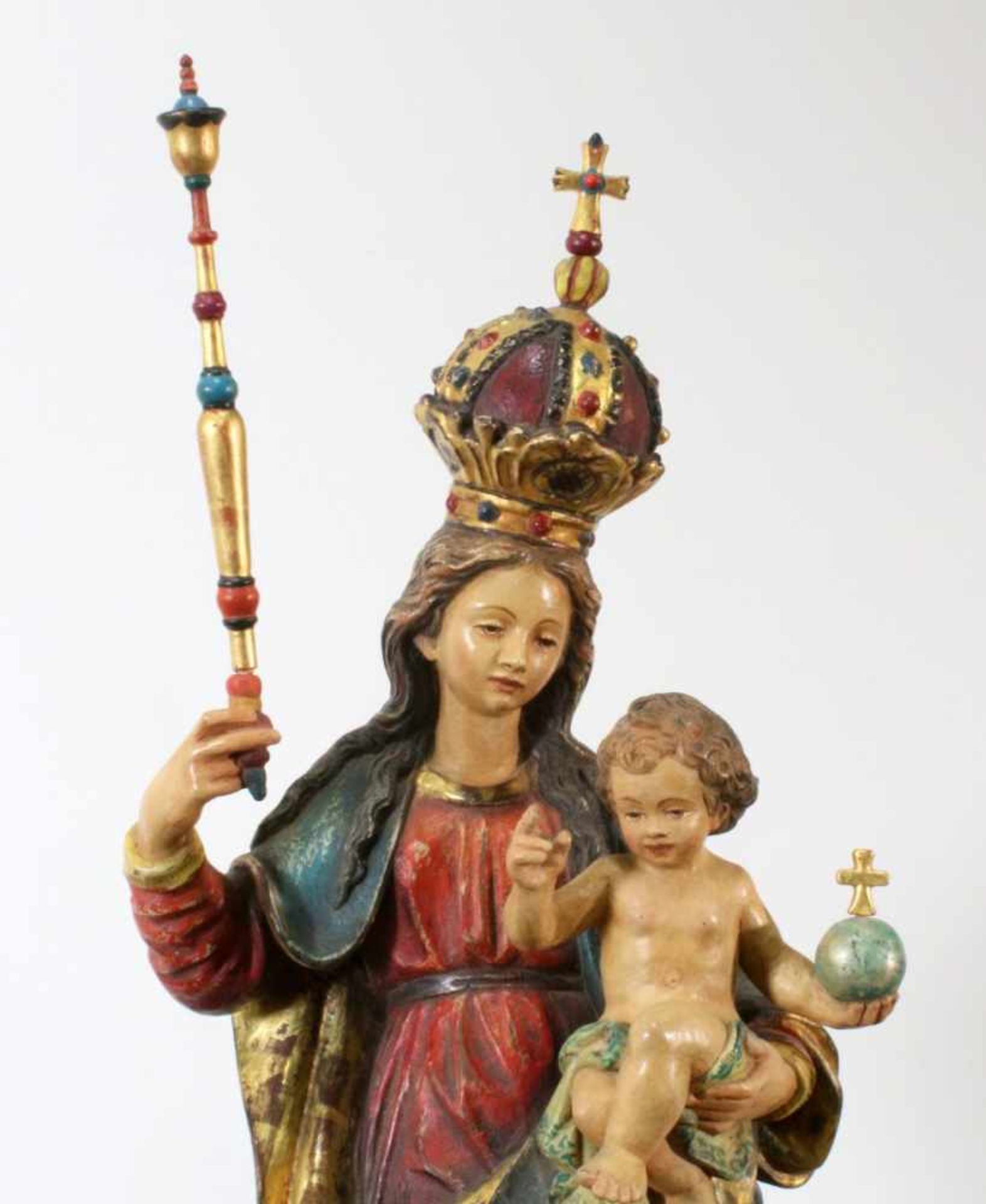 Große Holzfigur - Mondsichelmadonna mit Kind Polychrom - und goldstaffiert, Maria mit Zepter und - Bild 4 aus 4