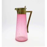 Englische Glaskunstkaraffe in Rosé-Splitterglas, um 1920 Körper sich nach oben verjüngend,