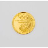 Goldene Medaille zur XX. Olympiade München VS. Olymp. Ringe und Bezeichnung, RS Fackelläufer und