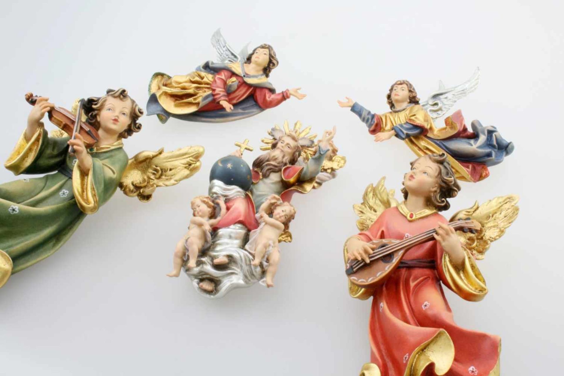 5 Krippenfiguren - Gott und Engel Fein polychrom- und goldstaffierte Figuren, jeweils 2 - Bild 3 aus 4