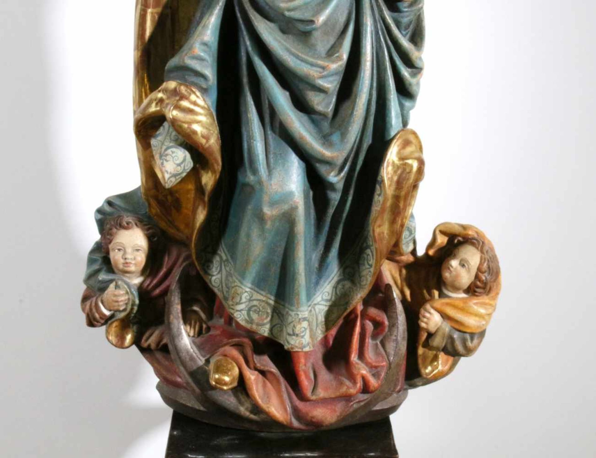 Große Holzfigur - Mondsichelmadonna Polychrom- und goldstaffiert, Maria im wallenden Umhang, das - Bild 6 aus 6