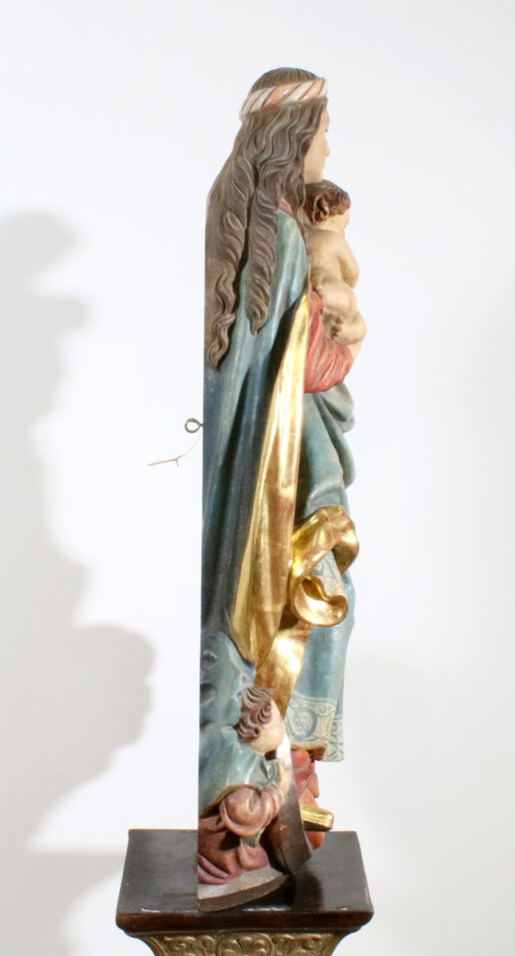 Große Holzfigur - Mondsichelmadonna Polychrom- und goldstaffiert, Maria im wallenden Umhang, das - Bild 4 aus 6