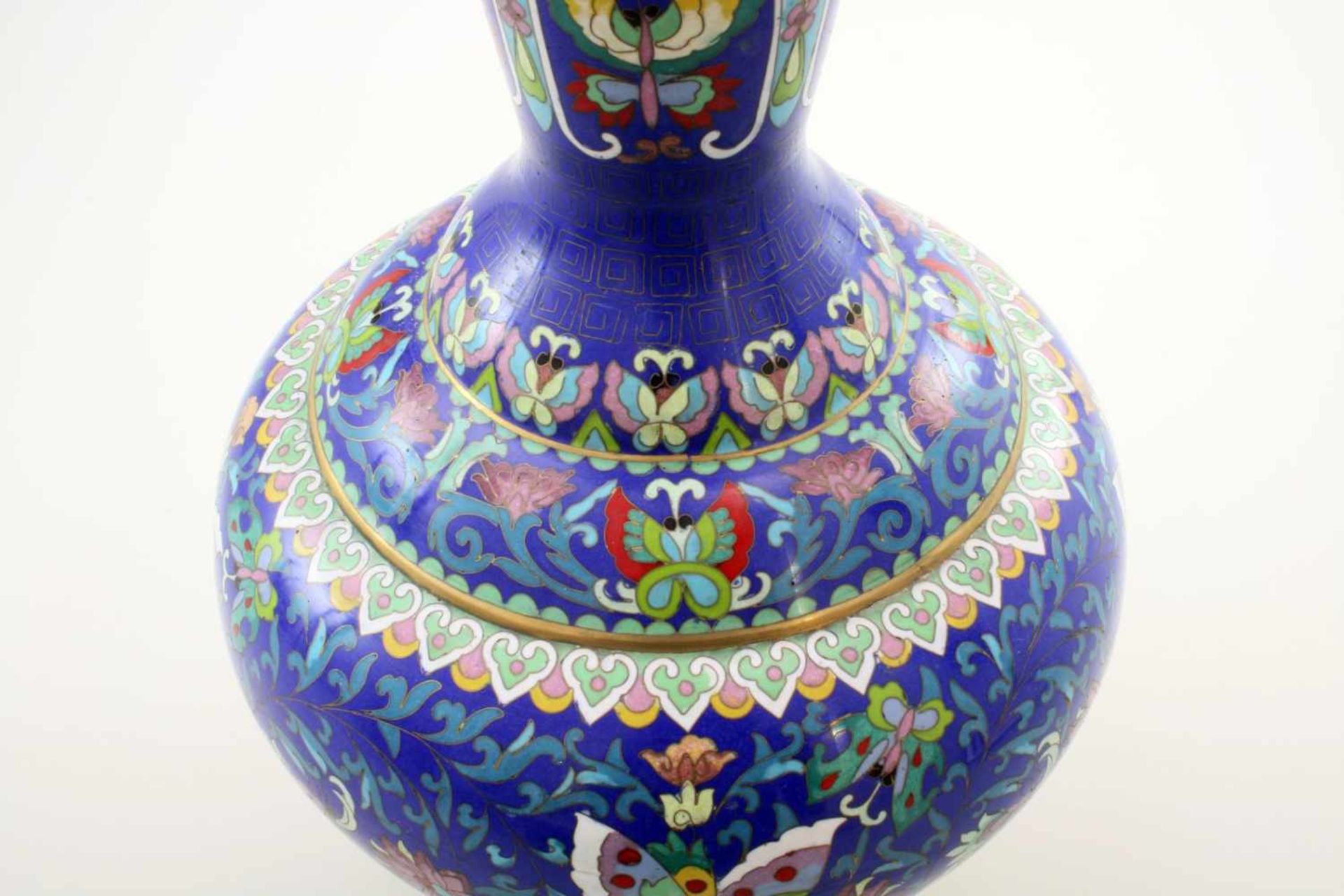 Cloisonné-Emaillevase China Kugelförmig mit kraterförmiger Öffnung, dominierende Blautöne, Blumen, - Bild 3 aus 3