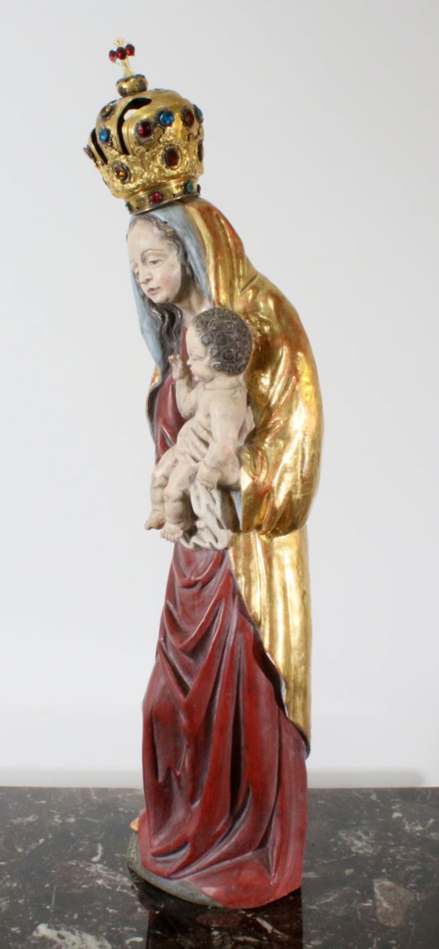Große Holzfigur - Madonna mit Kind Polychrom - und goldstaffiert, Madonna trägt vergoldete - Bild 2 aus 4