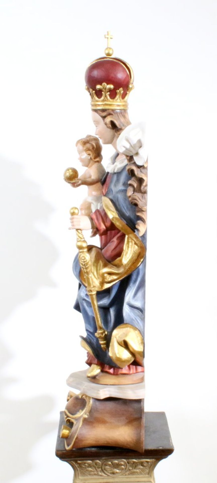 Große Holzfigur - Madonna mit Kind Polychrom- und goldstaffiert, fein geschnitzte Darstellung, in - Bild 2 aus 5