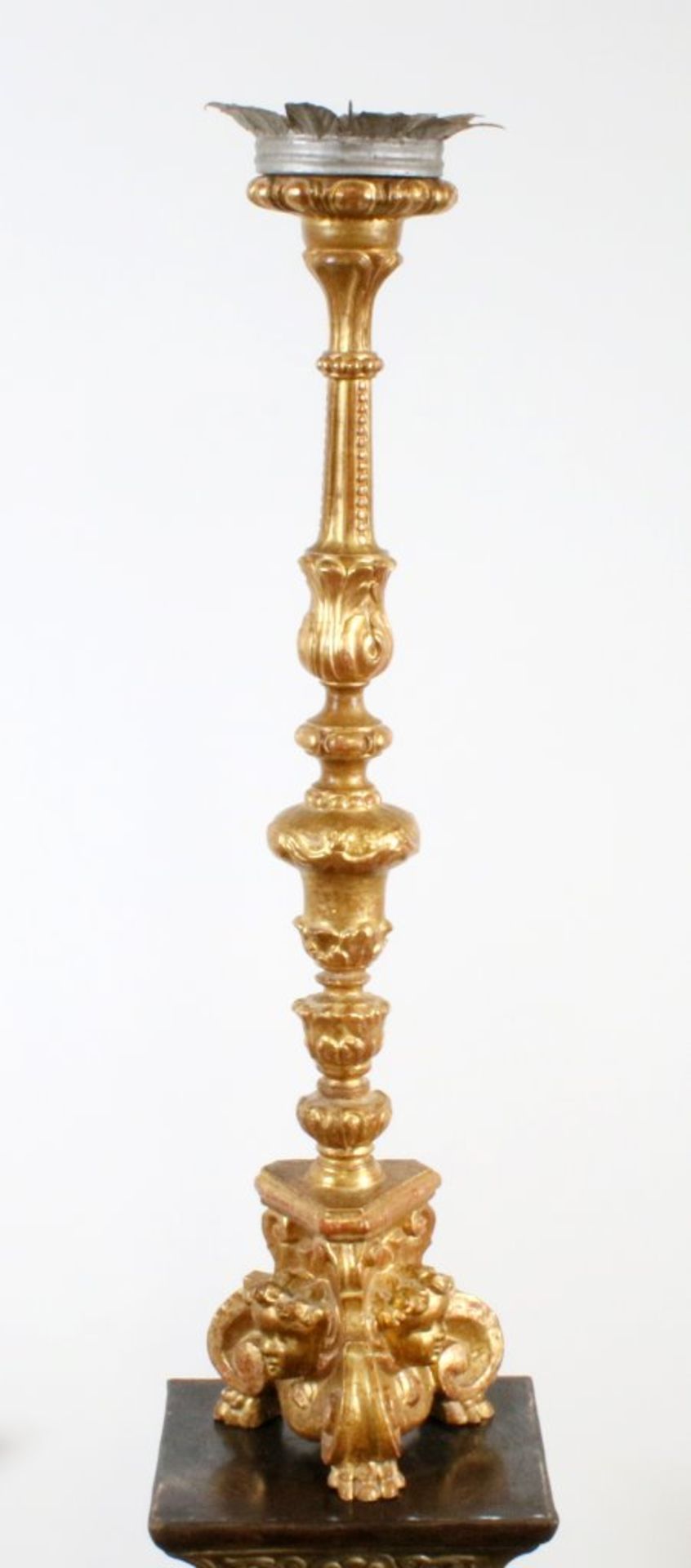 Barocker Altarleuchter - 18. Jahrhundert Einflammiger Standleuchter, Holz vergoldet, geschweifte,