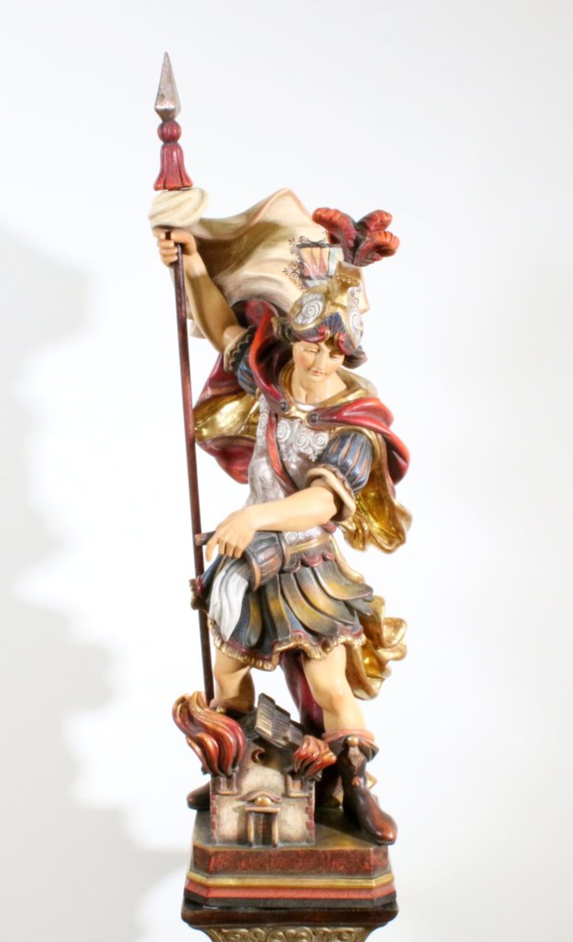 Große Holzfigur - St. Florian Polychrom- und goldstaffiert, äußerst aufwendig gearbeitete Figur,